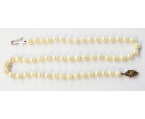A vintage single string uniform cultured pearl necklace with decorative 925 clasp - 44.5cm maximum wearable length