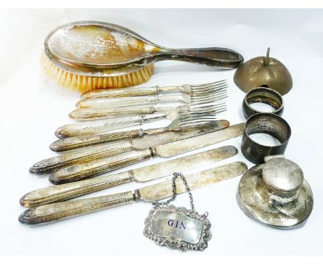 A bag containing a silver 'Gin' decanter label, two napkin rings, a preserve pot lid, a damaged small silver capstan inkwell,