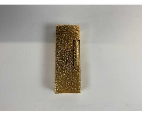 An 18ct yellow gold lighter.