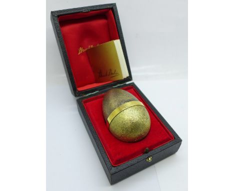 A limited edition Stuart Devlin silver gilt egg with hen and chick hatching, boxed with certificate, 95/100, London 1981, 136