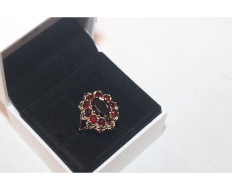 A 9ct gold garnet set ring, ring size Q, approx. 3.5gms 