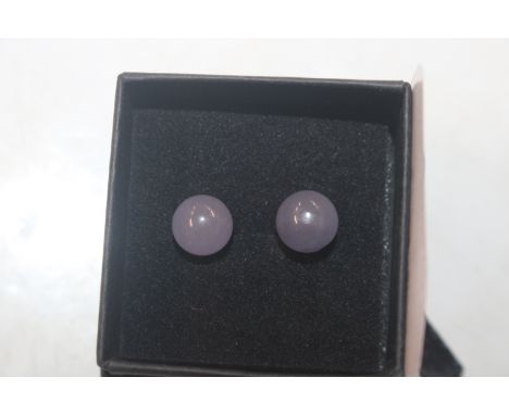 A hallmarked 14ct gold and lavender jade pair of stud ear-rings, approx.2.2gms total weight 
