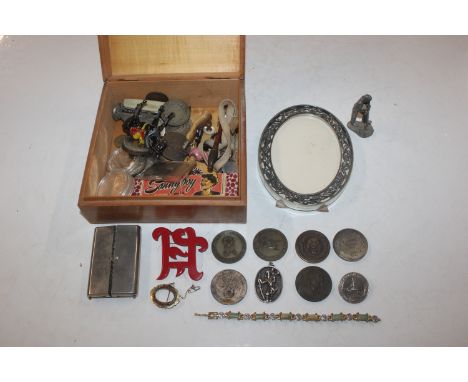 A wooden box containing a yellow metal brooch AF; a miniature compass with rope twist surround; silver and other coinage and 