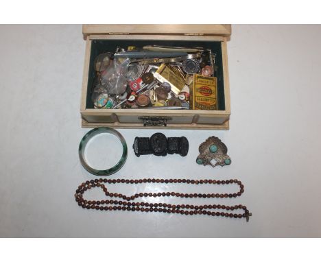 A wooden jewellery box and contents to include costume jewellery; a jade coloured bangle, wrist watch, cut throat razor, spec