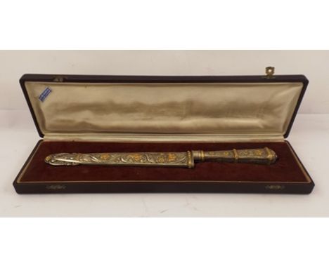 A 20TH CENTURY EASTERN PRESENTATION KNIFE in decorative scabbard, monogrammed "WL", believed to have been a gift to Sir Willi