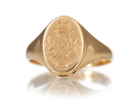 GOLD SIGNET RING EARLY 20TH CENTURY the oval panel engraved with The King's Royal Rifles emblem, in eighteen carat gold, size