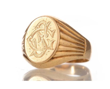 GOLD SIGNET RING with engraved monogram, in eighteen carat gold, size M, 5.2g