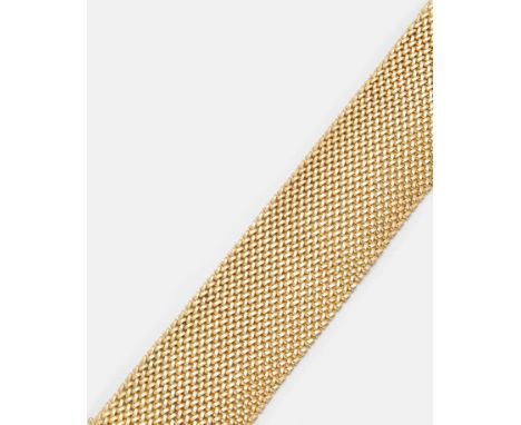 Gelbgold, gest. 750. Breite Bandform aus flexiblen schlaufenartig ineinander übergreifenden Gliedern. Gew. ca. 101,85 g.Brace