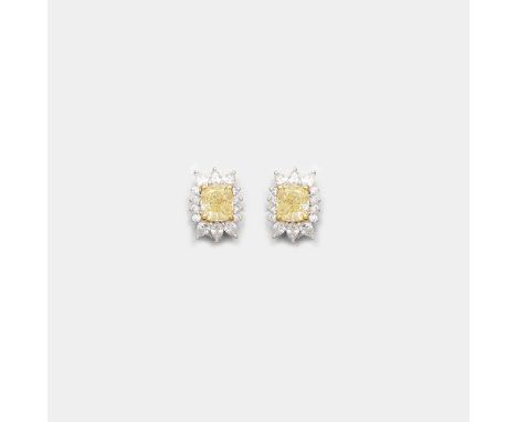 Weißgold, gest. 750. Zentral besetzt mit zwei Natural Fancy-Yellow-Diamanten von jeweils ca. 1,00 ct. im Cushioncut, entourie