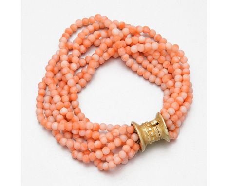 Gelbgold, gest. 750. 7-reihiges Armband aus Engelshauskorallen Perlen von ca. 3,9 mm. Ornamentierte Schließe. Pink coral brac