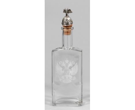 Glas und Silber. Rechteckige Flasche aus farblosem Glas mit abgeflachten Ecken. Schauseitig geätztes Wappen des russischen Ka