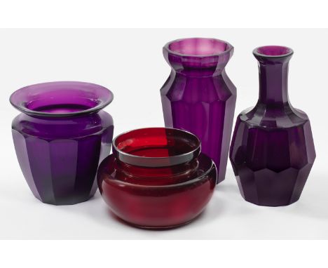 Violettes und dunkelrubinrotes Glas. Drei Vasen in von der Wiener Werkstätte und Josef Hoffmann beeinflusster Gestaltung mit 