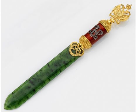 im Stil von Karl Fabergé. Nephrit mit Silbermontierung, teilw. vergoldet. Konisch geschliffene Schneide mit vergoldetem Blatt