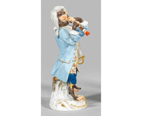 Auf rocaillereliefiertem Sockel stehender, die Klarinette spielender Musikant. Polychrome Malerei mit Goldstaffage. Entw. Joh