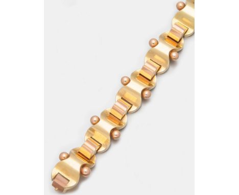 Gelb- und Roségold, gest. 585. Aus unterschiedlichen geometrischen Gliedern gefertigtes Band. Gew. ca. 50,32 g. Bracelet in 1