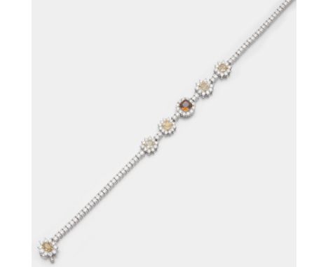 Weißgold, gest. 750. Linear besetzt mit Brillanten und sechs Natural Fancy Yellow-Orange-Brown Diamanten von zus. ca. 6,15 ct