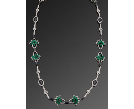 Weißgold, gest. 14 ct.;  Schauseitig besetzt mit leuchtendgrünen Smaragden von zus. ca. 12,00 ct. und kornblumenblauen Saphir