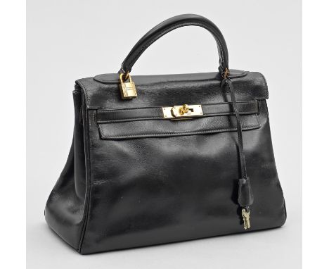 sog. "Petit Sac Haut à Courroies". Schwarzes Boxleder mit vergoldeter Hardware. Großes und zwei kleine Innenfächer sowie Reiß