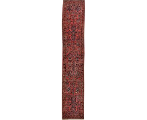 Persien. Um 1920. Wolle auf Baumwolle. Im roten Innenfeld flächendeckend dichte Musterung aus ornamental angeordneten Blütend