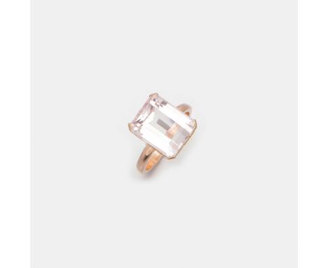Gelbgold, gest. 585. Zentral besetzt mit unbehandelten zartrosafarbenem Topas von ca. 8 mm x 14 mm x 11 mm im Tafelschliff. G