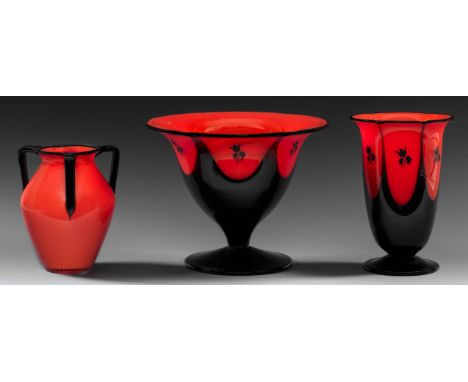 Dekor in "Tango-Farben" aus leuchtend rotem, farblos überfangenem und schwarzem Glas; "Ausführung 162" bzw. "165" und "170", 