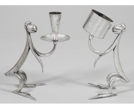und StreichholzhalterMessing, vernickelt. 1-flg. Leuchter. Stilisierte Art Déco-Figuren zweier hockender Affen, jeweils auf d