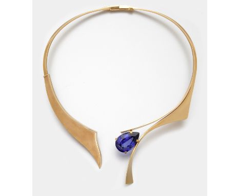 Gelbgold, gest. 750. Diagonal verlaufender Halsreif, teilw. schauseitig satiniert, mittig eingesetzter violett-blauer Tansani
