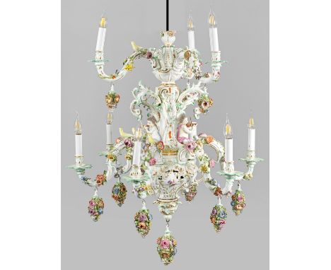und Blumendekor3- bzw. 6-flg.; Balusterförmiger, mehrfach gegliederter und unterhalb stark vorwölbender Korpus. Der bombierte