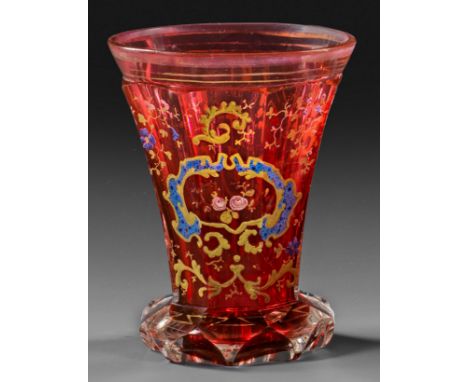 Farbloses Glas, geschliffen, innen himbeerrot lasiert oder unterfangen. Reicher Dekor in polychromer Email- und Goldmalerei a