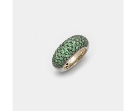 Weißgold, gest. 750. Schauseitig besetzt mit apfelgrünen Tsavoriten von zus. ca. 4,00 ct., in Pavéfassung. Gew. ca. 12,91 g. 