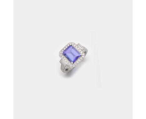 Weißgold, gest. 750. Zentral besetzt mit blau-violettem Tansanit von ca. 3,84 ct., entouriert von Diamanten von zus. ca. 1,03