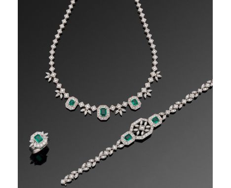 Collier, korrespondierendes Armband und Ring. Weißgold, gest. 750. Armband besetzt mit zwei tannengrünen, transparenten Smara