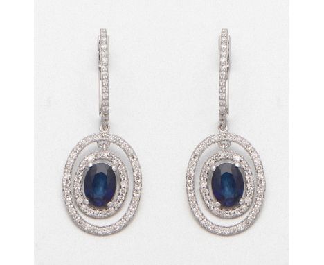Weißgold, 14 ct. Zentral besetzt mit zwei royalblauen Saphiren von zus. ca. 0,80 ct., entouriert von Diamanten von zus. ca. 1