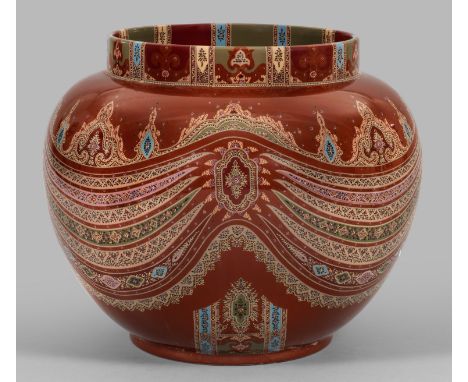 Keramik, rotbraun glasiert sowie polychrom staffiert. Balusterförmiger Korpus, umlaufend der Wandung flächendeckender Dekor i