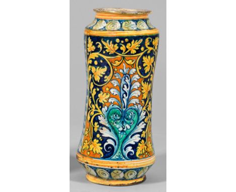 Majolika. Hohe, schlanke, leicht taillierte Form. Polychromer Scharffeuerdekor, auf dem Korpus zwei große, hochrechteckige Bi