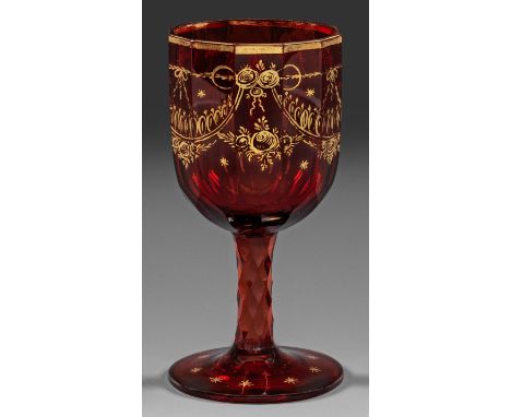 Rubinrotes Glas, geschliffen. Leicht ansteigender Scheibenfuß, wabenfacettierter, massiver Schaft, die zylindrische, unterhal