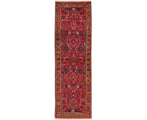 Persien. 1930er Jahre. Wolle auf Baumwolle. Im roten Innenfeld flächendeckend dichte Musterung aus ornamental angeordneten Bl