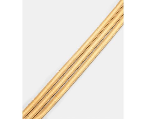 Gelbgold, gest. 750. Dreireihiges, schauseitig konvex eingezogenes satiniertes Gliederband. Gew. ca. 47,82 g. Bracelet in 18 