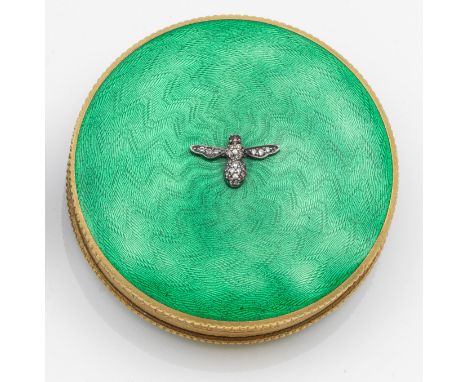 im Stil von Karl Fabergé. Silber, vergoldet, teilw. emailliert. Runde Form. Auf gering gewölbtem Deckel über leuchtend grün e
