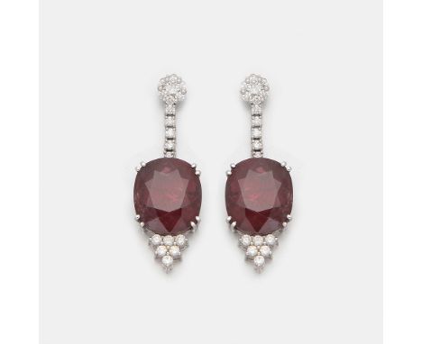 Weißgold, gest. 750. Ausgefasst mit Diamanten von zus. ca. 1,00 ct., abschließend jeweils ein unbehandelter Deep Purple-Rubin