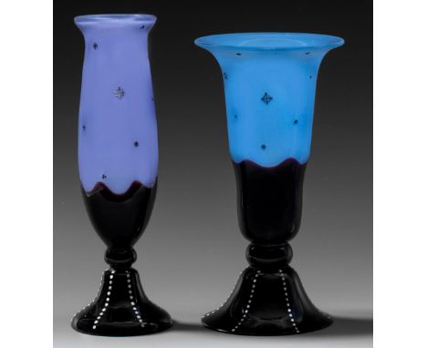 Dekor in "Tango-Farben" aus hellblauem bzw. lavendelfarbenem, farblos überfangenem Opalglas und schwarzem Glas; "Ausführung 1