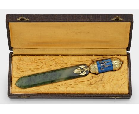 im Stil von Karl Fabergé. Mit Original-Etui. Silber, teilw. vergoldet. Konisch geschliffene Nephrit-Klinge mit blattähnlicher