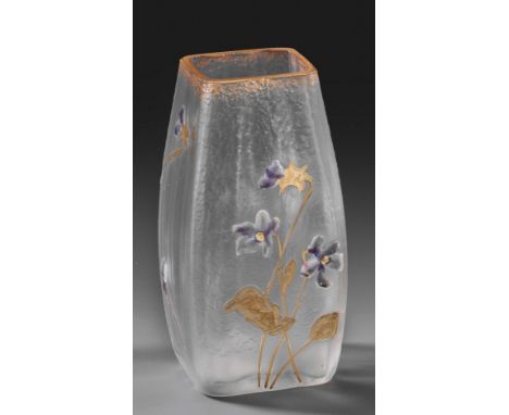 Quadratische, längsoptisch geblasene, leicht gebauchte Becherform. Farbloses Glas. Geätzter sowie in polychromer Emailmalerei