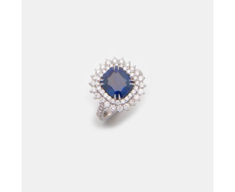 Weißgold, gest. 750. Zentral besetzt mit unbehandeltem royalblauen Saphir von ca. 4,32 ct. im Cushionschliff, entouriert von 