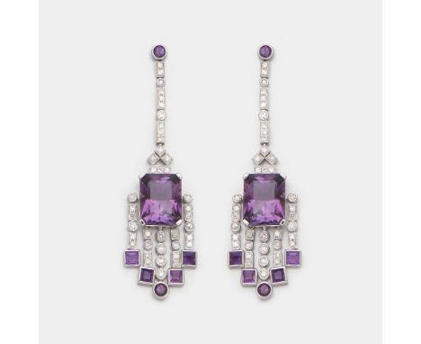 Weißgold, gest. 750. Schauseitig besetzt mit tiefviolettfarbenen Amethysten von zus. 6,18 ct. im Tafelschliff und Diamanten v