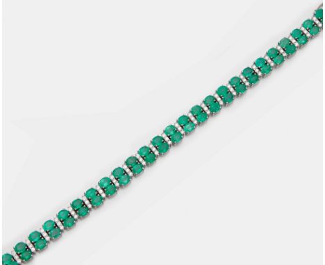 Weißgold, gest. 750. Schauseitig besetzt mit leuchtendgrünen Smaragden von zus. ca. 15,83 ct. und Brillanten von zus. ca. 1,9