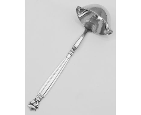 Silber. Ovale Kelle mit beidseitigen Ausgüssen und feinem Hammerschlagdekor. Sich konisch erweiternder, kannelierter Griff mi