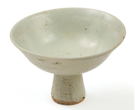 SCHALE MIT FUSSSTAND China, Keramik, wohl Yuan-DynastieD: 10,6 cm, H: 7,5 cmCHINESE CERAMIC STEM CUPprobably Yuan-dynasty D: 