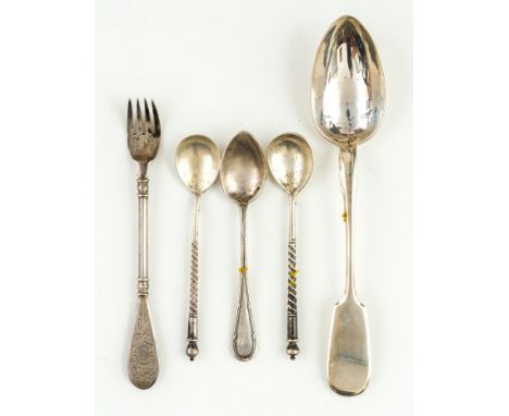 SILBERNE GABEL, 3 KLEINE UND 1 GROSSER SILBERNER LÖFFELRussland, 19. Jh.L. 13,4 cm, 3 x 10,5 cm und 17,4 cm, Gewicht total: 1