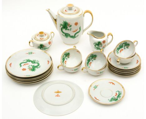 TEESERVICE MIT DRACHEN-DEKOR Porzellan, "SP Meissen handgemalt", 20. Jh., bestehend aus Teekanne, Zuckerschale, Milchkännchen